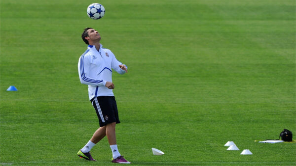 Ảnh Ronaldo tâng bóng kỹ thuật