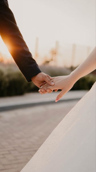 hình ảnh người yêu nắm tay trong ngày cưới