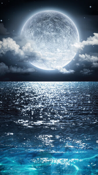 Hình nền mặt trăng trên biển đẹp cho điện thoại