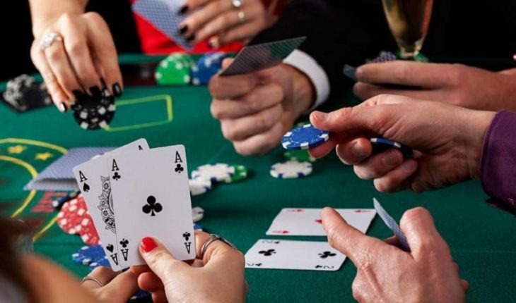 Tìm hiểu chi tiết thứ tự và thao tác các lá bài poker khi chơi poker