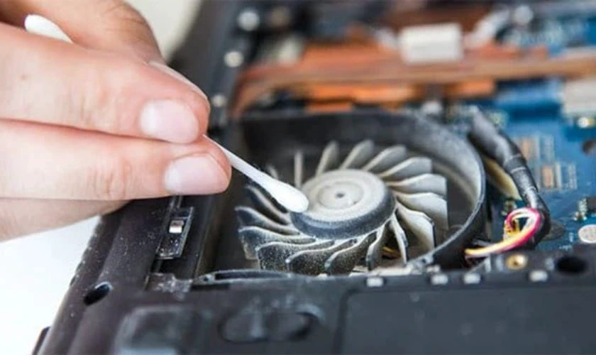 Vệ sinh laptop giúp hạn chế sập nguồn